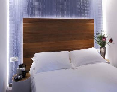 Camera moderna con letto matrimoniale e decorazioni eleganti.