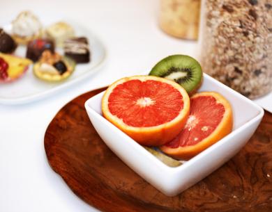 Fruits frais et douceurs sur une table.