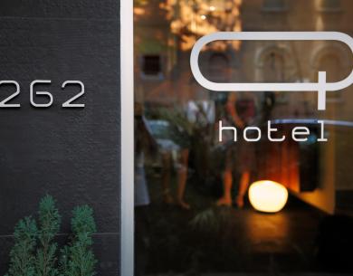 Ingresso moderno di un hotel con numero civico 262.