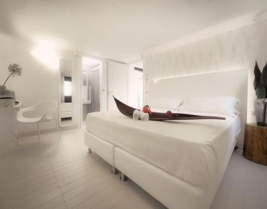 Chambre moderne avec lit blanc et décor élégant.