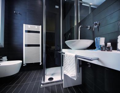 Modernes Badezimmer mit Dusche und stilvollem Waschbecken.