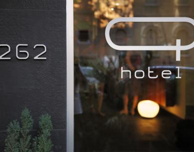 Ingresso moderno di un hotel con numero 262.