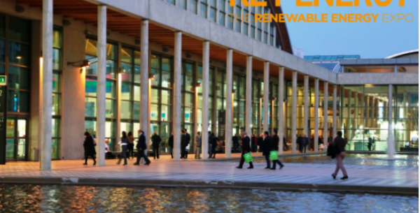 Expo dedicato alle energie rinnovabili, con visitatori e architettura moderna.