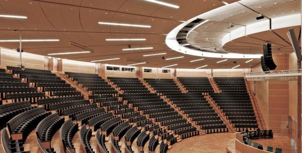 Auditorium moderno con sedili neri e illuminazione elegante.