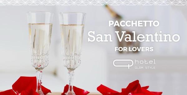 Pacchetto romantico di San Valentino con champagne e petali di rosa.