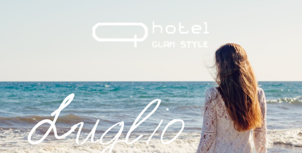 Femme sur la plage, juillet, hôtel glamour.