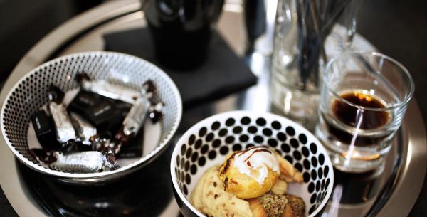 Vassoio con dolci, cioccolatini e caffè.