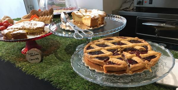 Desserts exposés, tarte aux fraises et gâteau de grand-mère.